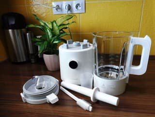 RECENZIA V jednej nádobe