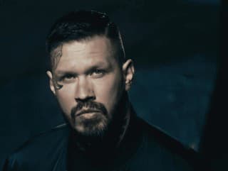 Momo onedlho zhltne scénu: