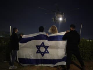 Ľudia s izraelskou vlajkou