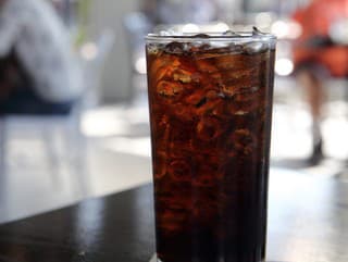 Miešaš alkohol s kolovými