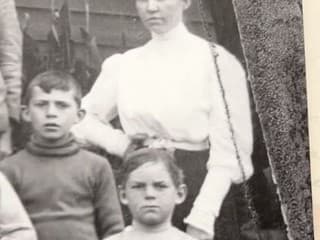 FOTO z roku 1912 vyrazila ľuďom dych: Pozrite na učiteľku! Veď vyzerá ako známa hviezda súčasnosti