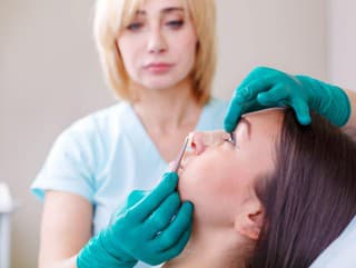 Tejpovanie nosa? Táto influencerka