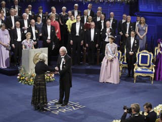 Švédsky kráľ odovzdal Nobelove