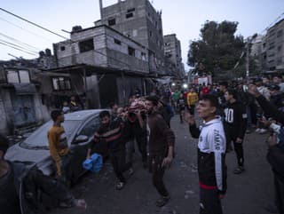 Palestínčania odnášajú telo počas