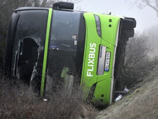 Na snímke nehoda autobusu