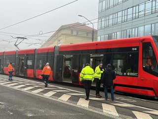  Na Floriánskom námestí v Bratislave sa vykoľajila električka