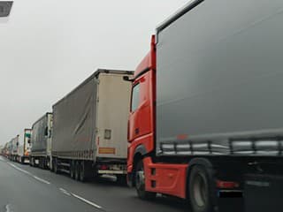 Rastie počet kamiónov smerujúcich