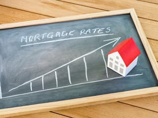 Česká národná banka po vyše troch rokoch prvýkrát znížila svoju hlavnú úrokovú sadzbu