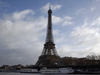 Eiffelovu vežu uzavreli pre