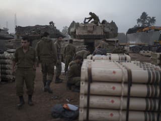 Izraelskí vojaci z delostreleckej
