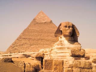Sporná renovácia Menkaureho pyramídy