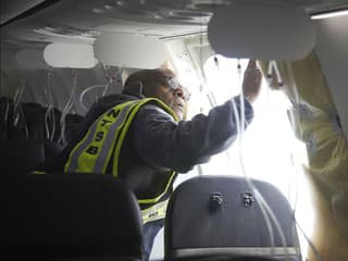 Cestujúci v lietadle otvoril