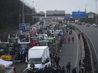Francúzski poľnohospodári blokujú diaľnicu