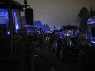 Farmári svojimi traktormi blokujú