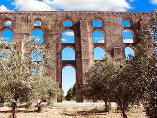 Akvadukt Amoreira patrí k
