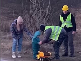 VIDEO Chlapček medzi robotníkmi