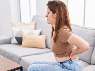 Bolesťami chrbtice trpia čoraz