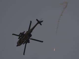 Izraelský vrtuľník vypúšťa svetlice
