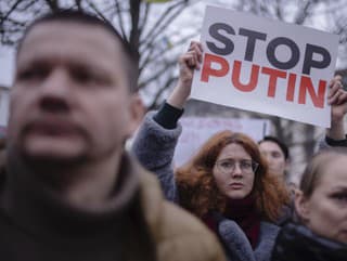Ľudia protestujú pred ruskou