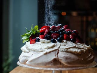 Recept na dnes: Krehká torta Pavlova pobláznila celý svet – podľa tohto postupu ju upečie každý!