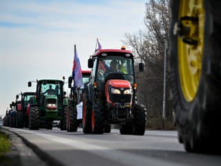 Na snímke kolóna traktorov