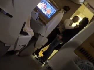 Dráma na palube lietadla: Opitý pasažier hlavou zaútočil na člena personálu, šialené VIDEO! To muselo bolieť