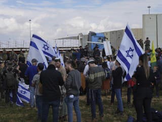 Izraelská polícia bráni aktivistom blokovať kamióny s humanitárnou pomocou do pásma Gazy na hraničnom priechode Kerem Šalom medzi Izraelom a Gazou v pondelok 29. januára 2024 v južnom Izraeli. 