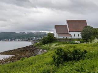 Polárna žiara, vzácny kostol aj jaskynné kúpele: Nórsky Harstad prekvapí rozmanitosťou