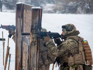 Ukrajine dochádzajú vojaci: Video