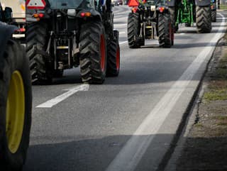 Na snímke kolóna traktorov