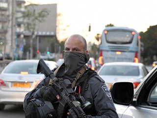 Izraelská polícia bráni mladým