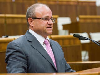 Znechutiť, otvoriť a vyhnať sporiteľov: Vláda