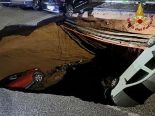 V talianskom hlavnom meste sa prepadla zem, majitelia áut zostali v šoku