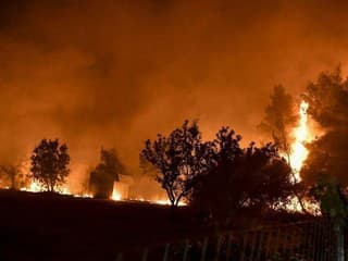 Krétu sužuje lesný požiar: