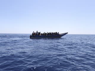 Loď prevážala migrantov a