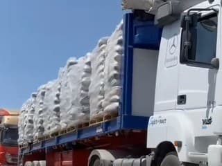 Prvé humanitárne kamióny vstúpili
