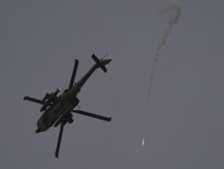 Izraelský vrtuľník vypúšťa svetlice