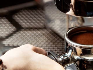 Bezkofeínová káva nemusí byť