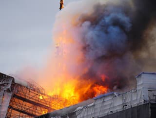 Nešťastie v Kodani! Historickú budovu burzy zachvátil požiar, jej veža sa zrútila