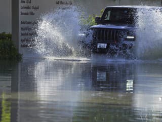 SUV prechádza cez záplavovú vodu na ceste v Dubaji v Spojených arabských emirátoch v stredu 17. apríla 2024. 
