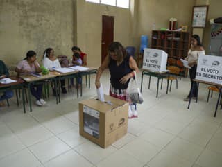 Volička vhadzuje hlasovací lístok