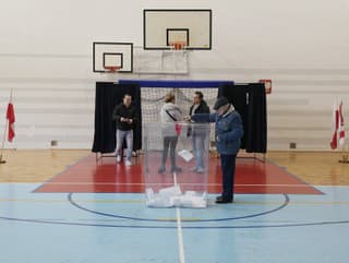 Poľskí voliči sa zúčastňujú