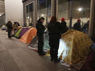 Parížska polícia rozpustila ďalší tábor pri rieke Seina. Migranti v metropole spustili nepokoje v centre mesta