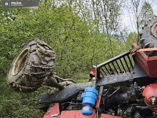 V Kolároviciach sa prevrátil muž s traktorom