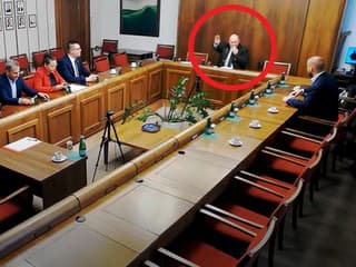 Ďalší prešlap v parlamente! Opoziční politici sa pustili do Huliaka: VIDEO Žiadajú vysvetliť nacistický pozdrav