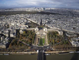 V Paríži sa v noci zrútila časť obľúbenej atrakcie, ročne ju navštevuje 600-tisíc turistov