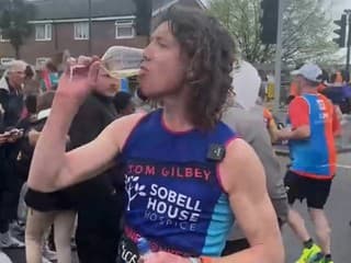 Vinár ohúril sociálne siete: Počas maratónu vypil 25 pohárov vína v rámci bizarnej výzvy! Šialené VIDEO