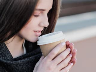 Boj o život: Mladá žena vypila kávu z automatu, takmer prehltla TOTO! Do pár sekúnd prestala dýchať