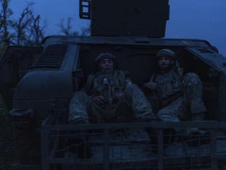 Ukrajinskí vojaci  odpočívajú