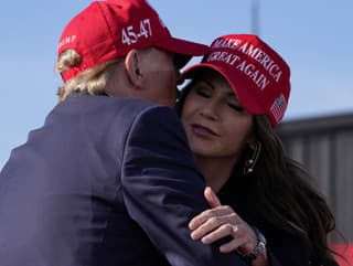 Donald Trump a Kristi Noemová počas kampane